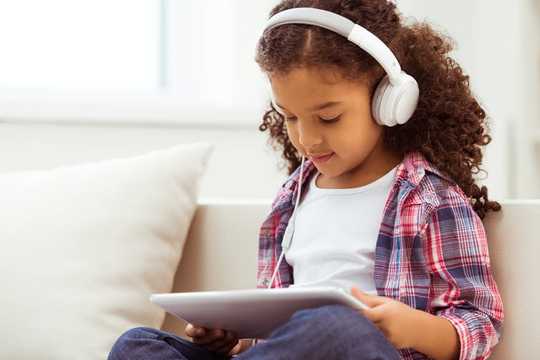 How To Protect Your Kids Ears While Using Headphones More During The Pandemic? 