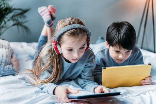 How To Protect Your Kids Ears While Using Headphones More During The Pandemic? 